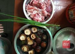 香菇蒸排骨的做法图解1