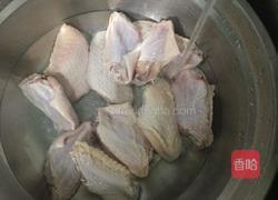 蚝油鸡翅西兰花的做法图解1