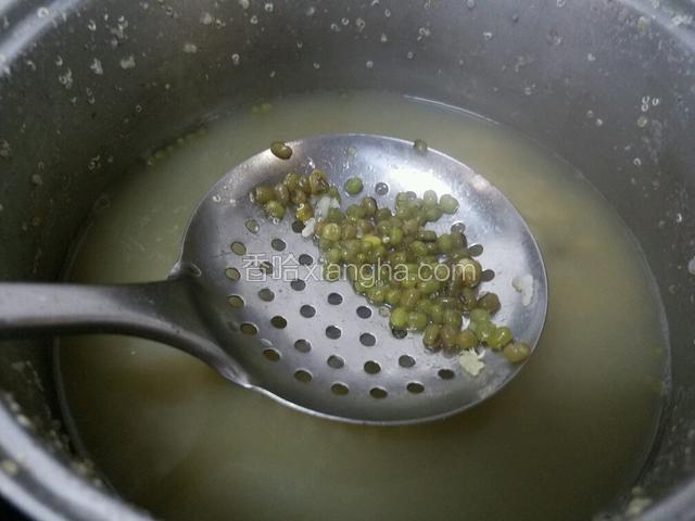 锅再次煮开时盖上锅盖，转小火煮至绿豆和大米开花，大概煮一个小时就可以了。在煮的过程中要用勺子搅动锅，绿豆皮煮的过程中容易浮上来可以用漏勺去掉一部分。