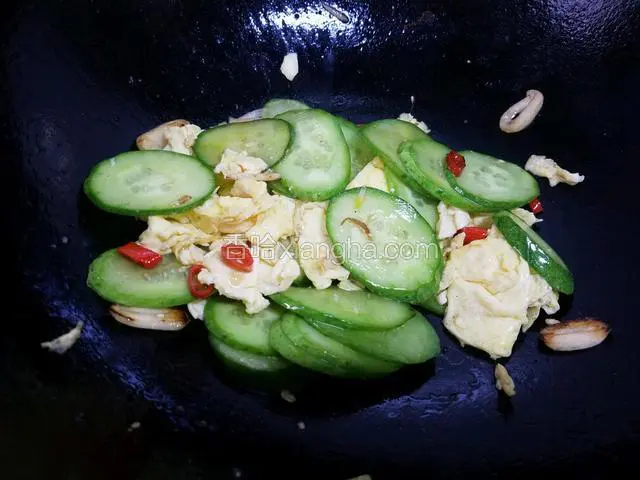 出锅前放入鸡精提味即可。