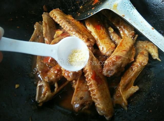 煮至汤汁快干放鸡精调味
