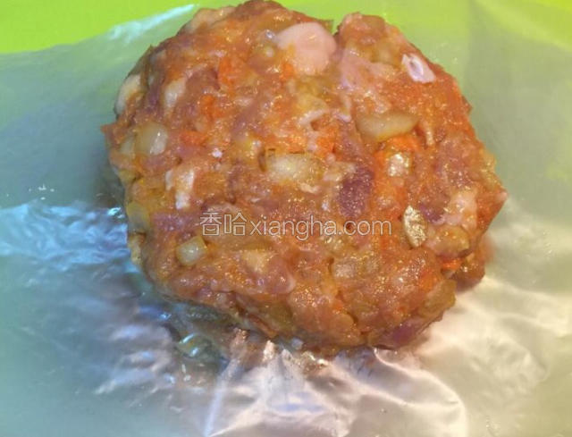 给肉饼塑形，用保鲜膜包好
