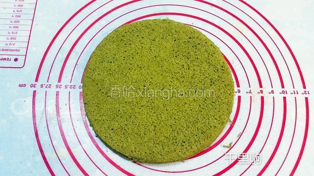 先准备一片直径16cm抹茶戚风蛋糕