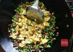 Illustration of how to make colorful fried rice with cured meat 14