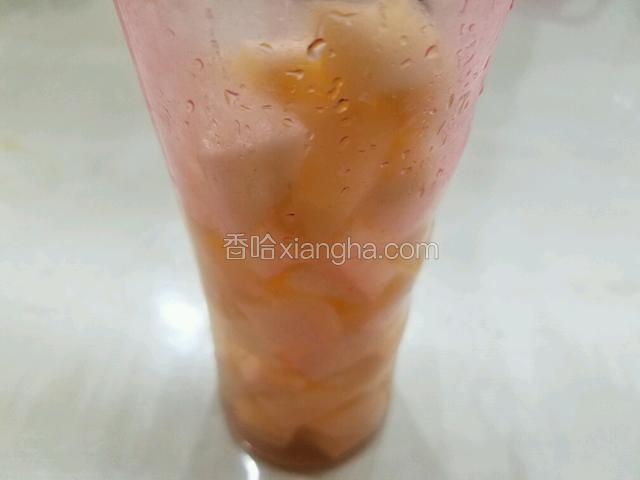 将纯净水也倒入榨汁杯中，将榨汁杯盖好，把榨汁杯电源开关打开，将苹果榨成汁。