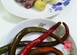 尖椒牛肉丁的做法图解1