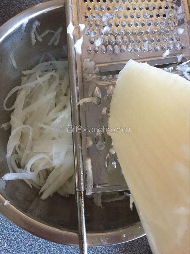 白萝卜头尾切掉，皮搓洗干净，不刮皮，用器具擦成丝。