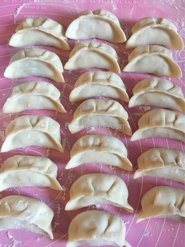 包好的饺子。硅胶垫上撒点面粉避免粘住。