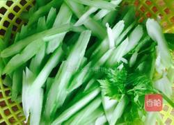 西芹炒胡萝卜丝的做法图解2