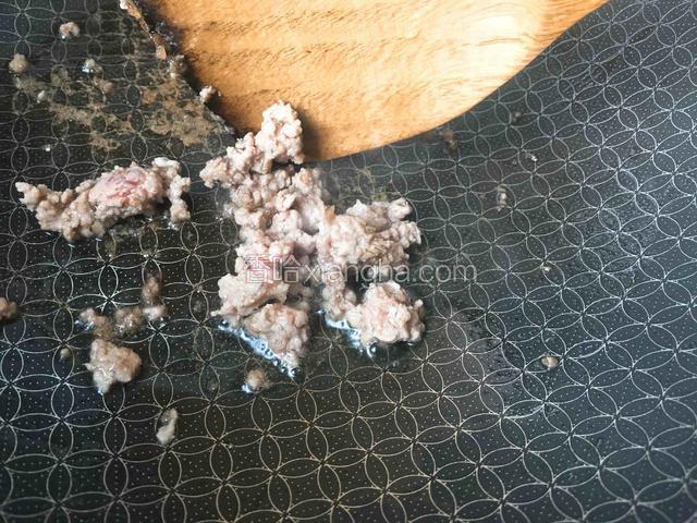 热锅放适量油将肉馅炒散，炒成好松颗粒状，