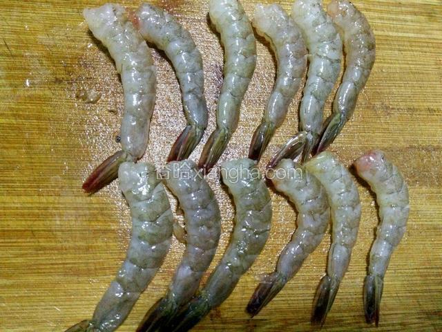 虾头剥壳去掉头部，留下尾巴