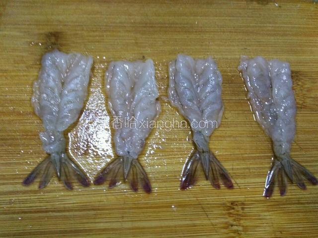 虾从背部切开，不要切断