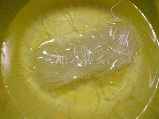 粉丝泡软备用（几分钟就泡软了，不要泡太早）