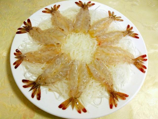 虾依次摆在粉丝上