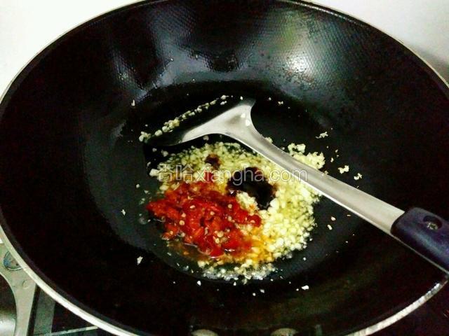 锅里放入少量的油烧热，放入大蒜末煸炒出香味，再放入一勺剁辣椒，适量蚝油，少量盐翻炒几下