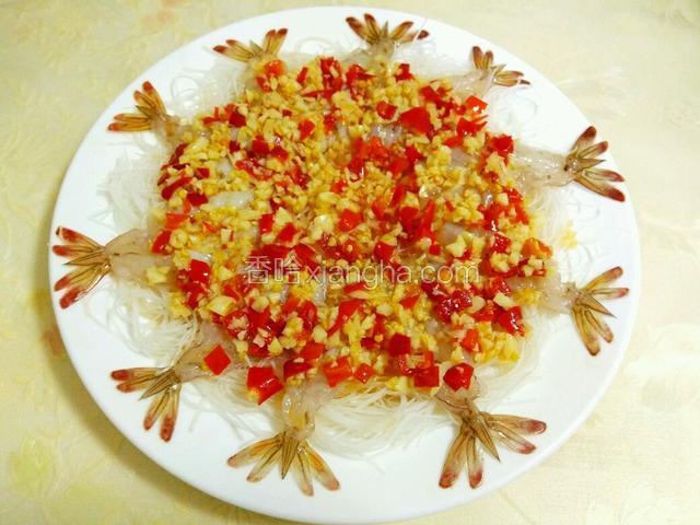 把蒜蓉剁椒酱均匀的浇在虾上