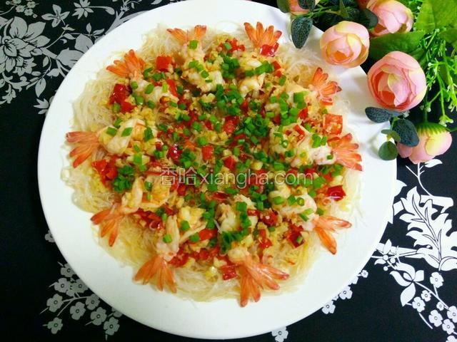 撒点葱花点缀，红红绿绿特别漂亮