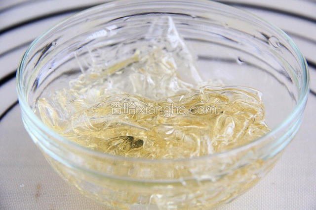 吉利丁片用冷水浸泡10分钟以上至软化，捞出放入耐热容器中