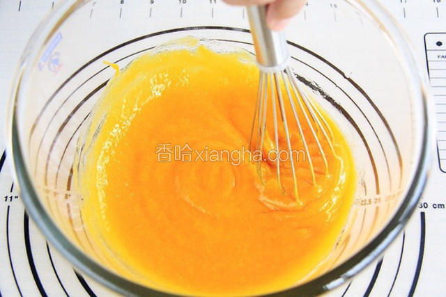 取一半芒果肉加糖，用料理机打成泥，取一些果泥与吉利丁液混合搅拌均匀。其余芒果泥、芒果粒冷藏备用。