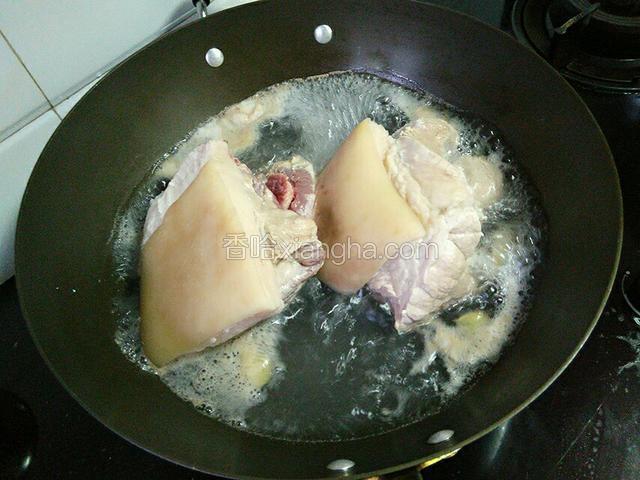 把肉下冷水埚，加姜片、料酒煮开，撇去浮沫，继续煮至筷子能戳透。