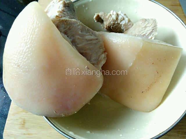 捞出拔尽短毛（汤留着备用），沥干水分，这一步很重要，水没沥干会溅油哦。