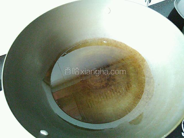 锅里加适量油，能铺满锅底就可以了。