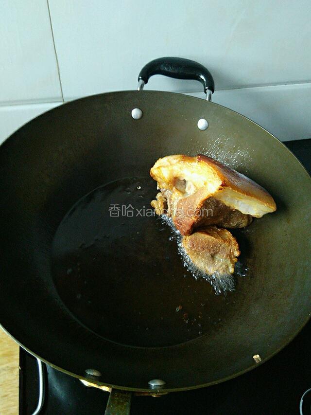 头皮炸至金黄后翻煎另一面，直到整块肉炸至金黄后捞出。