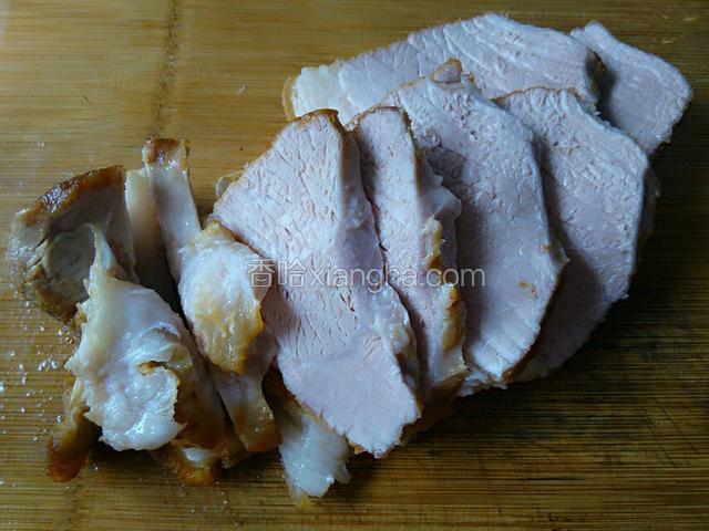 把肉捞出切片。