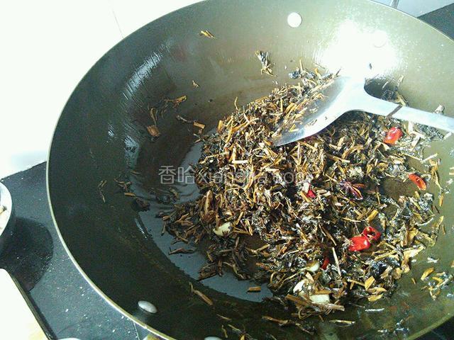 倒入酸菜翻炒一分钟，加适量盐。
