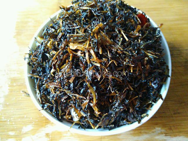 把炒好的酸菜铺在肉碗里，盖住肉。
