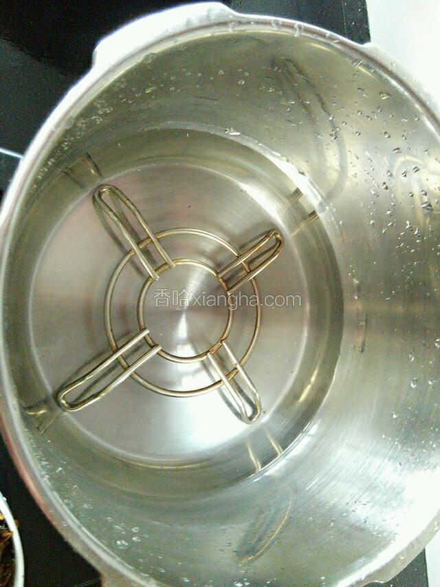 高压锅加适量水，放入隔垫。