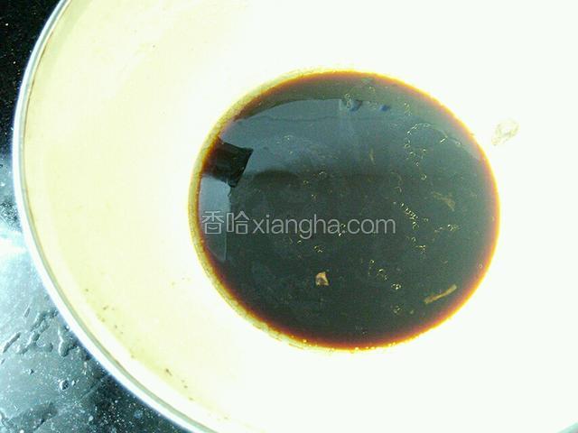 把肉碗里的汤先滗处来。