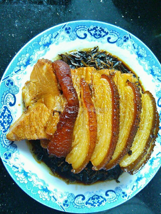 拿掉碗，把倒出的汤汁再浇到肉上面。