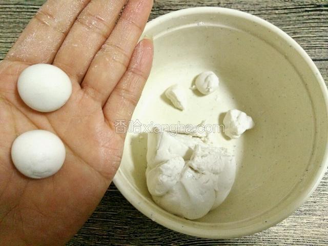 取少量搓成圆形（尽量做小一点，大小做均匀）拍照镜头拉得有点近，汤圆看着不小
