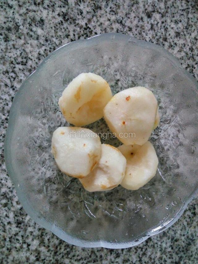 马蹄去皮，然后洗干净