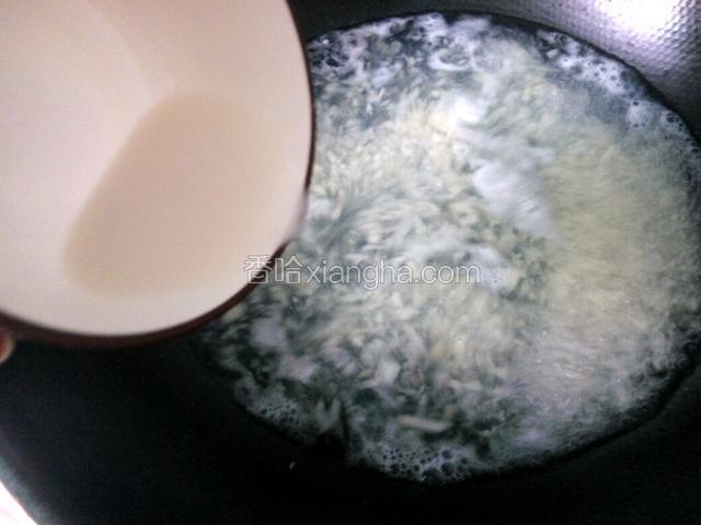 冰糖完全融化，倒入水淀粉