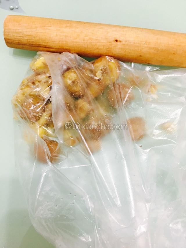 用擀面杖擀碎