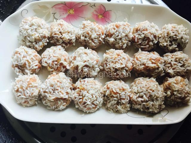 依次把所有丸子做好，上锅蒸2个半小时，中途防止水烧干，我加了一次水。