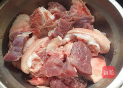 板栗焖猪脚的做法图解1