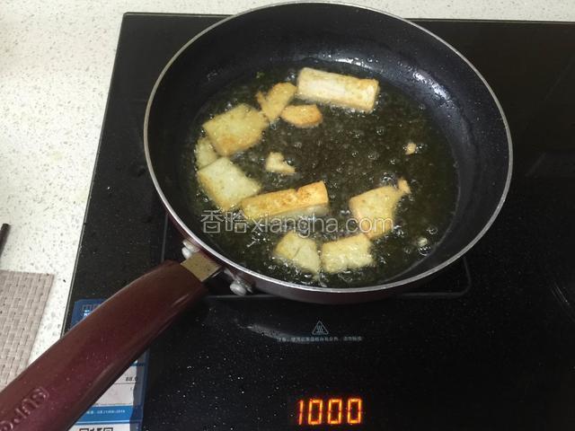 豆腐油炸备用。炸好豆腐把油倒出部分加入烤鱼调料中。