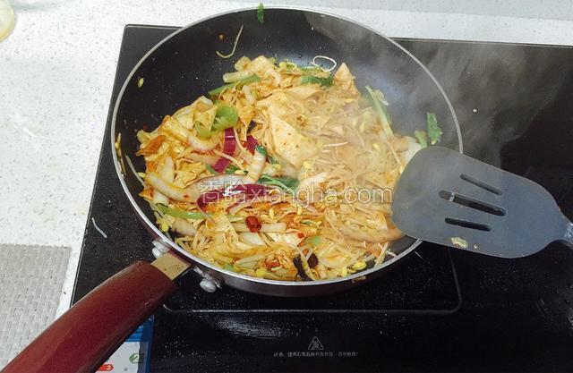 先放豆腐皮炒一分钟，再放豆芽、白菜炒熟后，加入大葱、洋葱。炒熟备用。