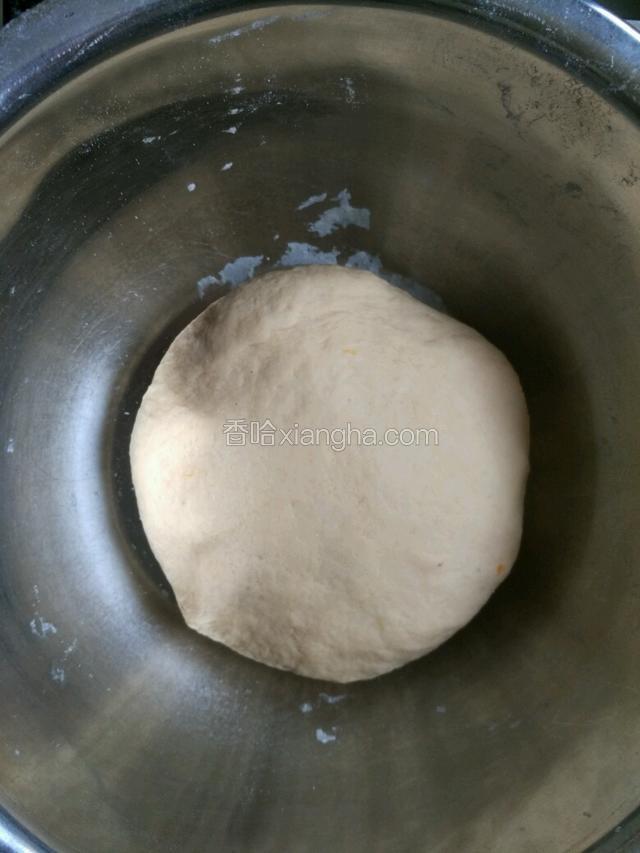 和成面团，盖上保鲜膜醒30分钟～