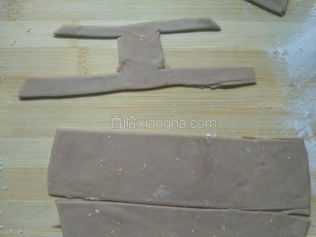 把可可面团擀成片，用刀切成工字型，这是小黄人的衣服～