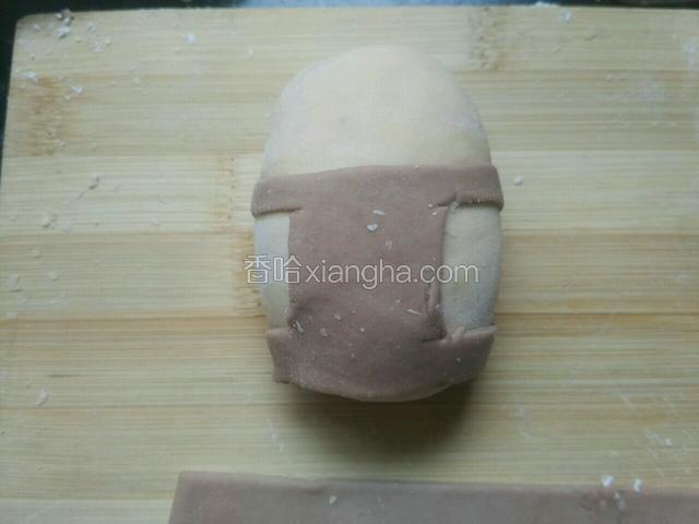 把原色面团分成四份，揉成长圆型，把可可面片沾水粘面团上～