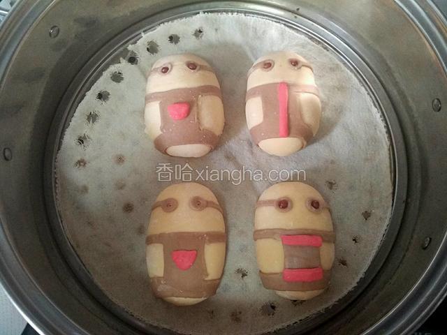用红豆做眼睛嵌入眼镜内就好了，用同样的方法我又做了3个小黄人～放入锅内进行二次发面，放20分钟～