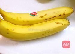 杏仁牛奶香蕉汁的做法图解1