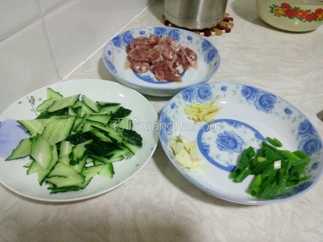 黄瓜切菱形块，肉切片，葱切段，蒜切片，姜切丝。