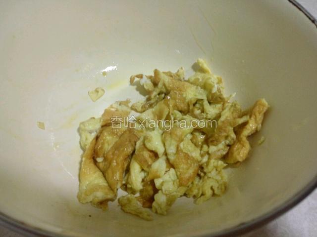 起锅热油，将鸡蛋炒熟盛出备用。
