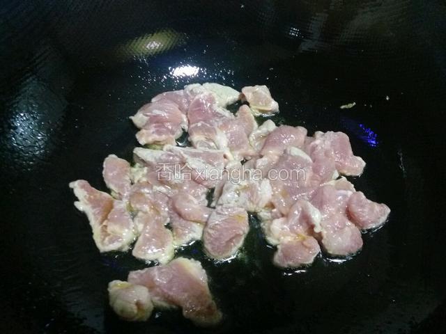 锅里继续添油烧开，放入肉翻炒。