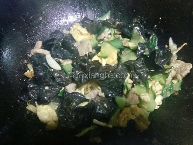 加适量盐，鸡精调味。